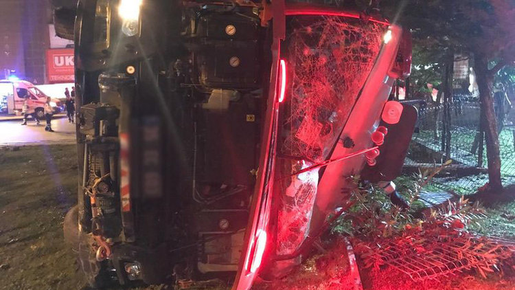 İzmir'de itfaiye aracı ile hafif ticari araç çarpıştı: 9 yaralı