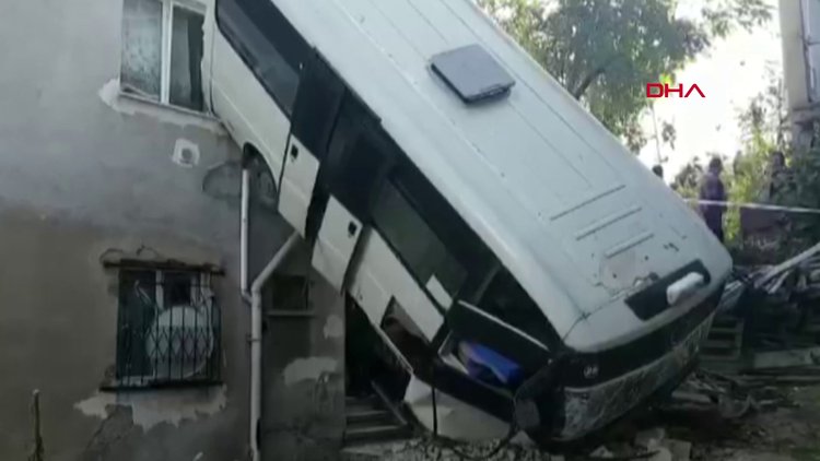 Yolcu minibüsü, iki bina arasındaki boşluğa uçtu 12 yaralı