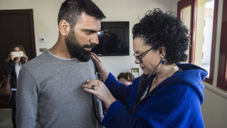 Bağışlayıcı aile, çocuklarının kalbini dinlerken gözyaşı döktü