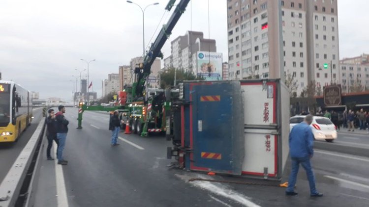 D-100'de kamyon devrildi, Edirne istikameti trafiğe kapandı