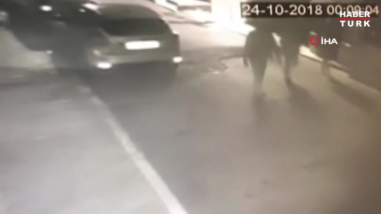 Sahte polis yeleğiyle evlerden gasp yapan şüpheliler kamerada