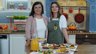 Pelin Karahan, Ece Taştan ile vişne reçelli muffinler, limonlu lorlu pancake, yumurtalı pastırma çanakları ve kuru ...