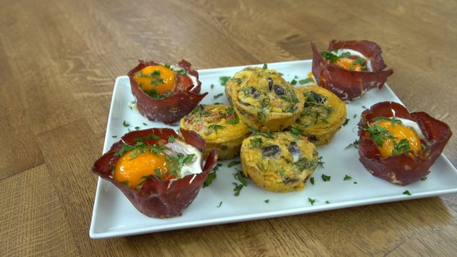 Yumurtalı Pastırma Çanakları ve Kuru Domatesli ve Peynirli Yumurta Muffinleri