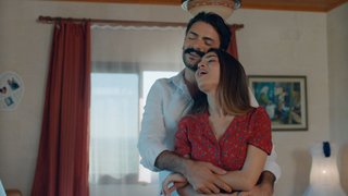 Şirin ve Baran beraber şarkı söylemeye başlıyor.