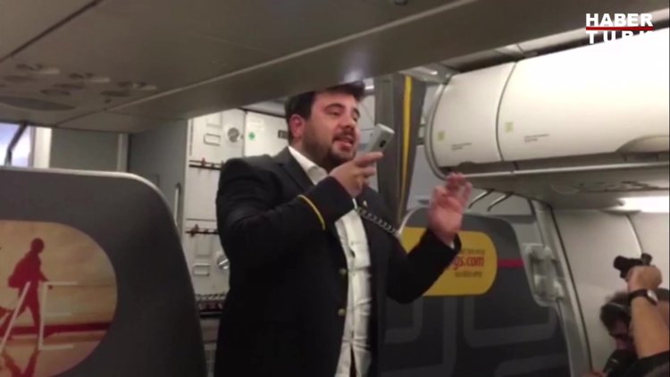 Uçakta stand-up yapan Eser Yenenler yolcuları güldürdü
