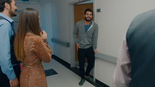 Hazar, Bella'nın karşısına yürüyerek çıkıyor.