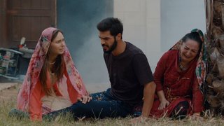 Hazar sonunda kapıyı kırıp Bella'yı alevlerden kurtarıyor!