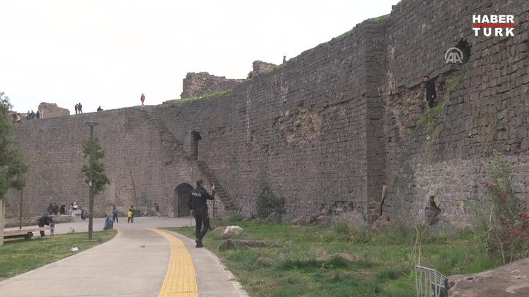 Tarihi surlardan düşen baba ve oğlu ağır yaralandı