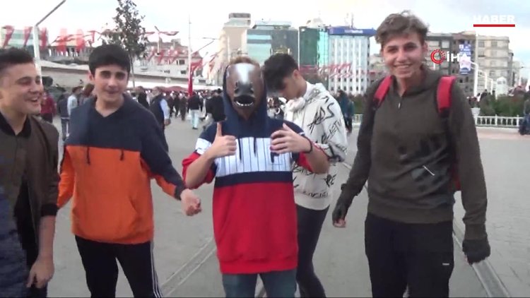 İstiklal Caddesi'nde ilginç görüntü...At maskesi takıp, kestane yedi