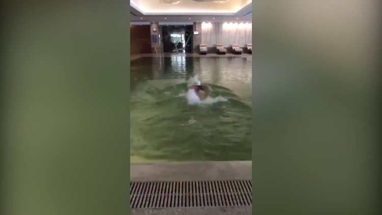 Hülya Avşar'ın havuz keyfi