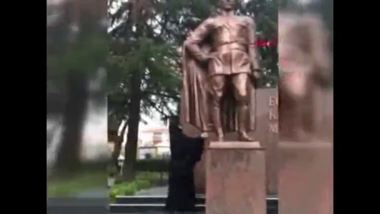 Atatürk Anıtı'na baltayla saldırdı!