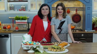 Pelin Karahan, İpek Altıntaş ile havuçlu rulo pasta, kırmızı bulgur çanakları, zarf kurabiyesi ve papatya böreği yapımını gösterdi. ...