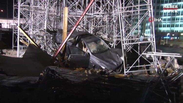 Kontrolden çıkan otomobil üst geçit inşaatına daldı