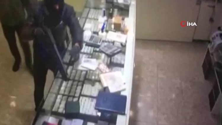 Pompalı tüfekli soyguncuların üzerine atlayan kahraman kuyumcu kamerada