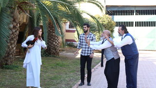 Bella horozu kesmeye çalışıyor.