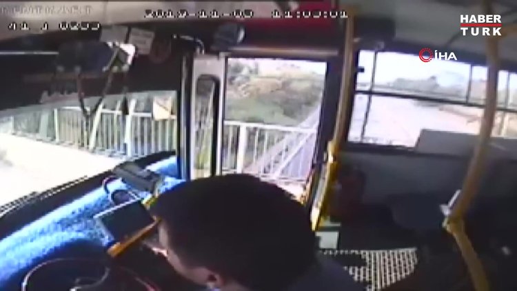 Halk otobüsü sürücüsü saatlerce durakta bekleyen engelli çocuk için güzargahını değiştirdi...Olay anları kamerada