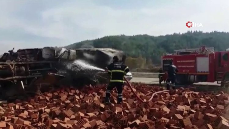 Freni patlayan kamyon Suriyelilerin çalıştığı tarlaya daldı