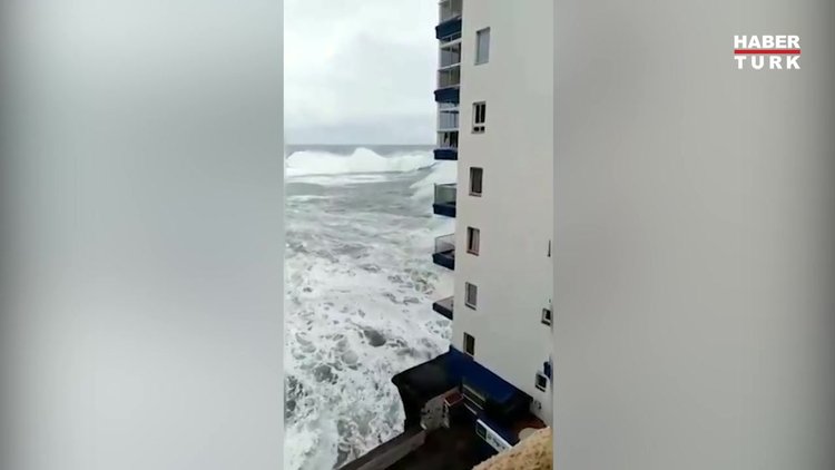 İspanya'da korkunç olay: Dev dalgalar balkonları yıkıp geçti!