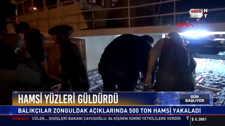Hamsi yüzleri güldürdü: Balıkçılar Zonguldak açıklarında 500 ton hamsi uyakaladı