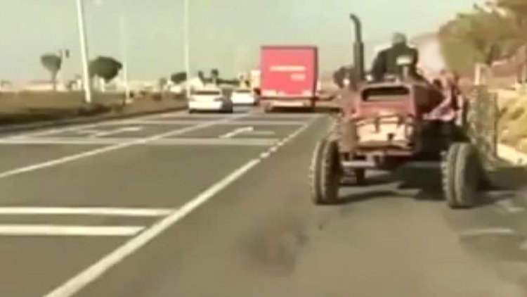 Traktöre ters bindi, kazaya davetiye çıkardı