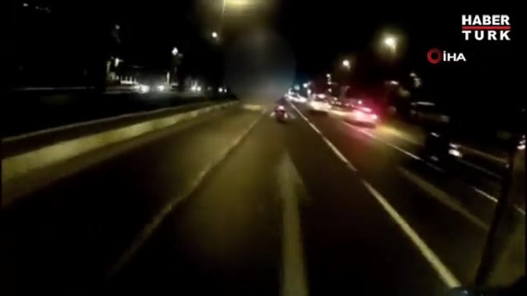 Vatan Caddesi'nde otomobil yeşil ışıkta aniden sola dönünce ortalık karıştı...Trafikte yumruklu kavga kamerada