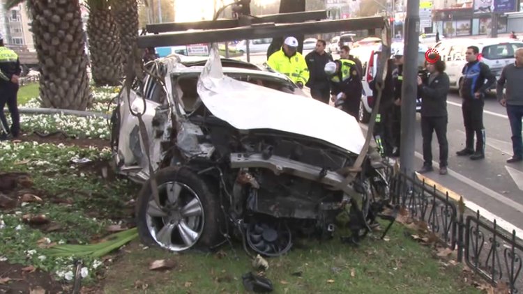 Vatan Caddesi'nde hız yapan sürücü aracıyla metrelerce takla attı