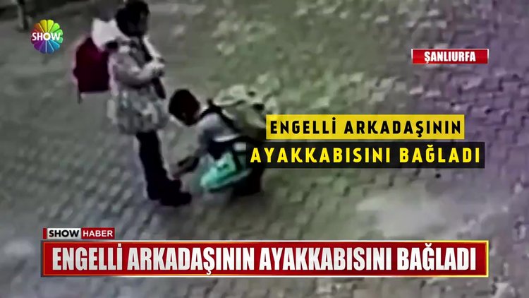 Müdür, engelli arkadaşının bağcıklarını bağlayan öğrenciyi alnından öptü