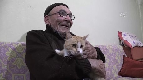 Ali dede yeni evinde kedileriyle mutlu Ali dede yeni evinde kedileriyle mutlu