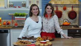 Pelin Karahan, Gamze İçeli ile tavuklu lezzet çarkı, ıslak hamburger ve kaşarlı soğan halkası, tavuk midye tava ve tahinli sufle yapımını gösterdi. ...