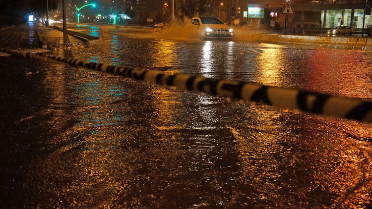 Edirne'de kuvvetli sağanak su baskınlarına yol açtı