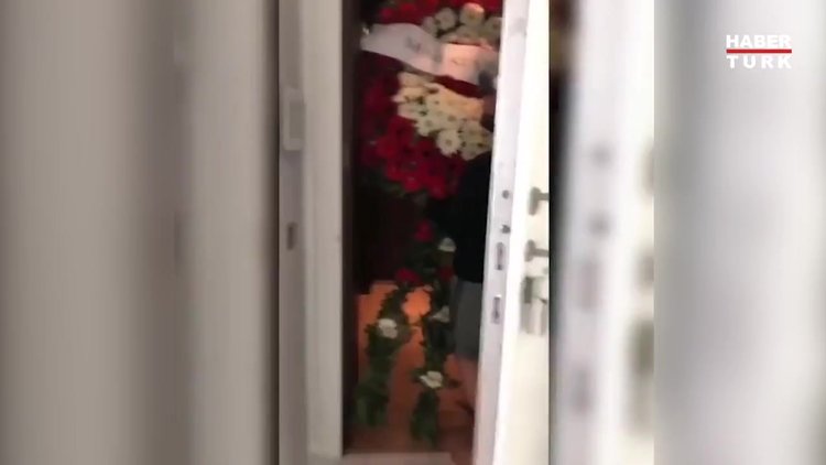 Sinan Akçıl sevgilisine çelenk hediye etti