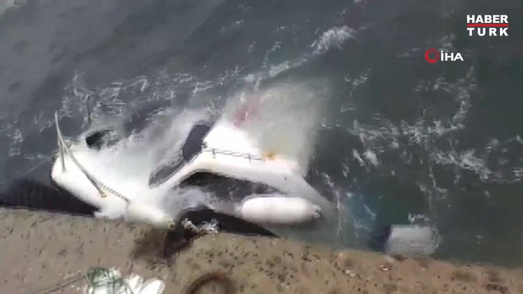 Saros açıklarında etkili olan fırtına nedeniyle tekneler suya gömüldü