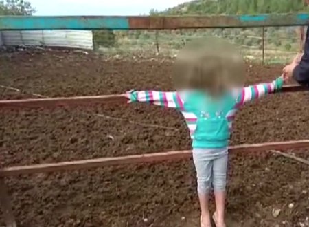 Osmaniyede çocuklarını çite bağlayan Suriyeli baba gözaltına alındı Osmaniyede çocuklarını çite bağlayan Suriyeli baba gözaltına alındı