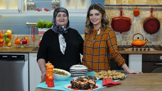 Pelin Karahan bugün; Öğretmen Emine Işık ile aşotu çorbası, nohut salatası, kırım baklavası ve sandal kebabı yapımını gösterdi. ...