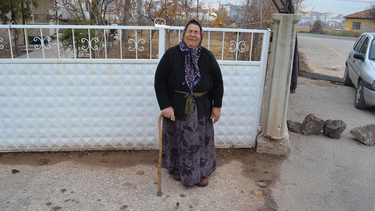 Hindileri çalınan kadın gözyaşlarını tutamadı