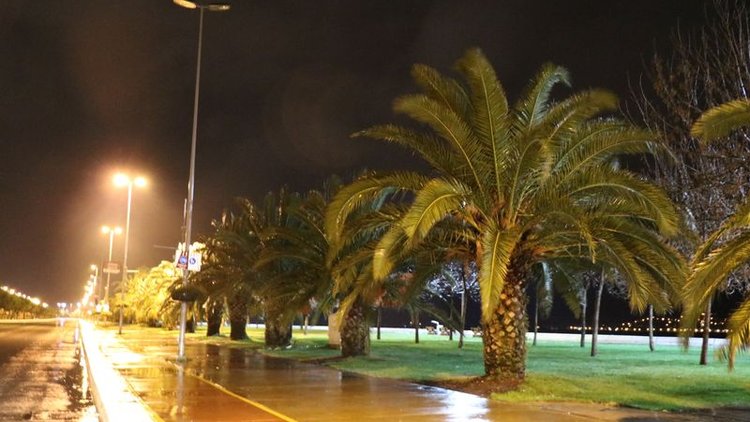 İstanbul'da şiddetli fırtına gece boyunca devam etti