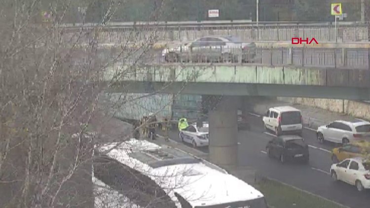 Florya'da üst geçide çarpan tırın dorsesi yola devrildi