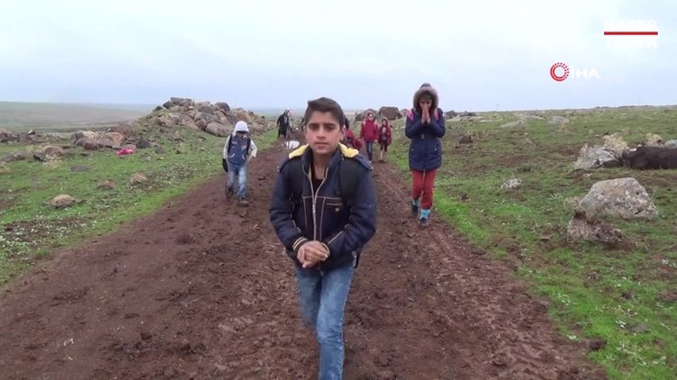 Çamurlu yollarda eşek sırtında okula gitmeye çalışıyorlar