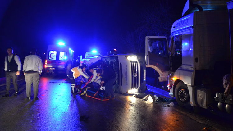 Son dakika... İşçileri taşıyan minibüs ile TIR çarpıştı: Ölü ve yaralılar var