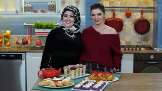 Pelin Karahan bugün; İlknur Kelleci ile kadayıfa sarılı mücver, lahana pare salatası, külahta kek ve gül mantı yapımını gösterdi. ...