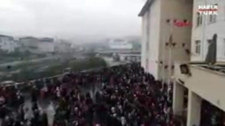 Türkiye'nin en kalabalık ilkokulundaki öğrenci sayısı 66 ilçeden fazla