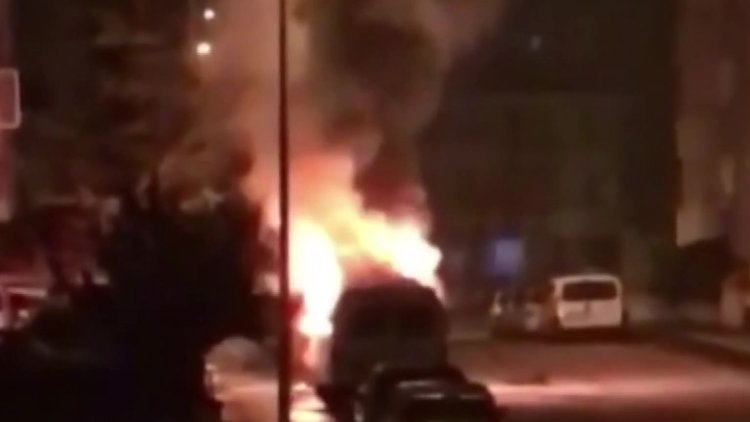 Park halindeki otomobil alev topuna döndü