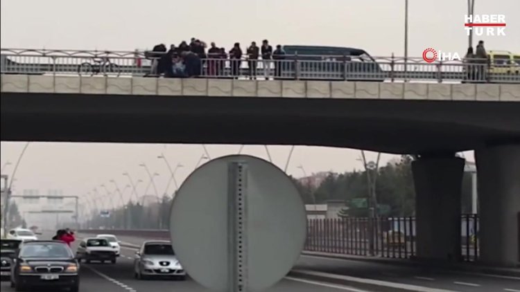 Üst geçitte böyle intihar etmek istedi...İntihara teşebbüs eden kadını polis ekipleri kurtardı