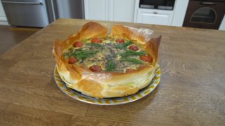 Pelin Karahan, Tuğba Bolat ile Pratik Pazılı Kiş tarifini gösterdi.