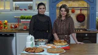 Pelin Karahan, Tuğba Bolat ile tahinli susamlı tart, rulo Amerikan salatası, tavuklu pofuduk kızartma ve pratik pazılı kiş yapımını gösterdi. ...