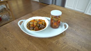 Pelin Karahan, Yadigar Teski ile Kavanoz Kebabı yapımını gösterdi.