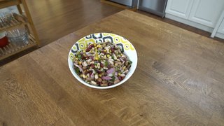 Pelin Karahan, Yadigar Teski ile Üç Fasulye Salatası yapımını gösterdi.