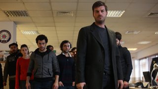 Öfkesi büyüyen ve iyiden iyiye bilenen Adalı da, Veli’ye karşı bir oyun kuracaktır.