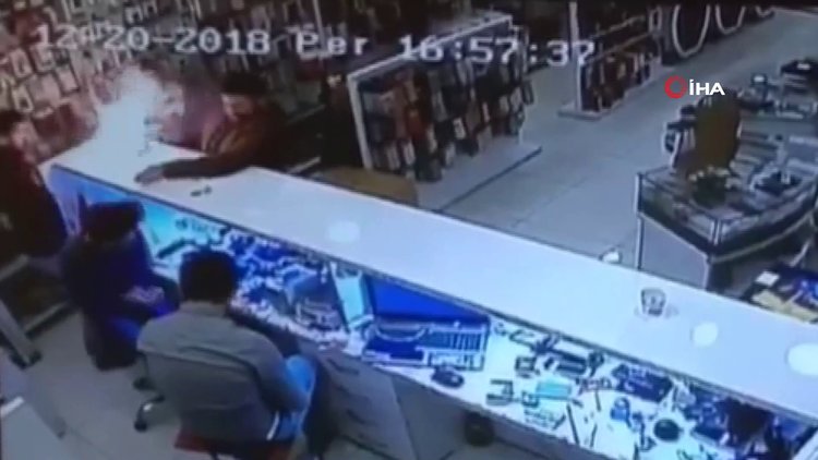 Patlayan cep telefonu bataryası güvenlik kamerasına böyle yansıdı