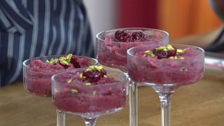 Pelin Karahan bugün; Leyla Şahin ile Vişneli un helvası yapımını gösterdi.